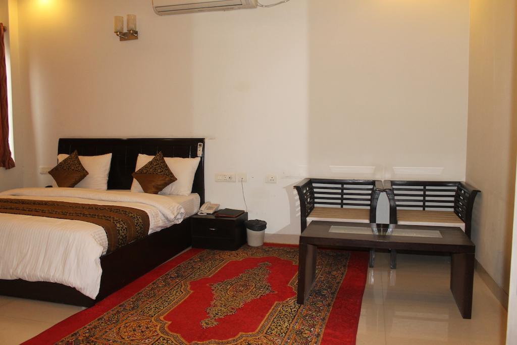 Airport Hotel Jet Inn Suites New Delhi Room photo