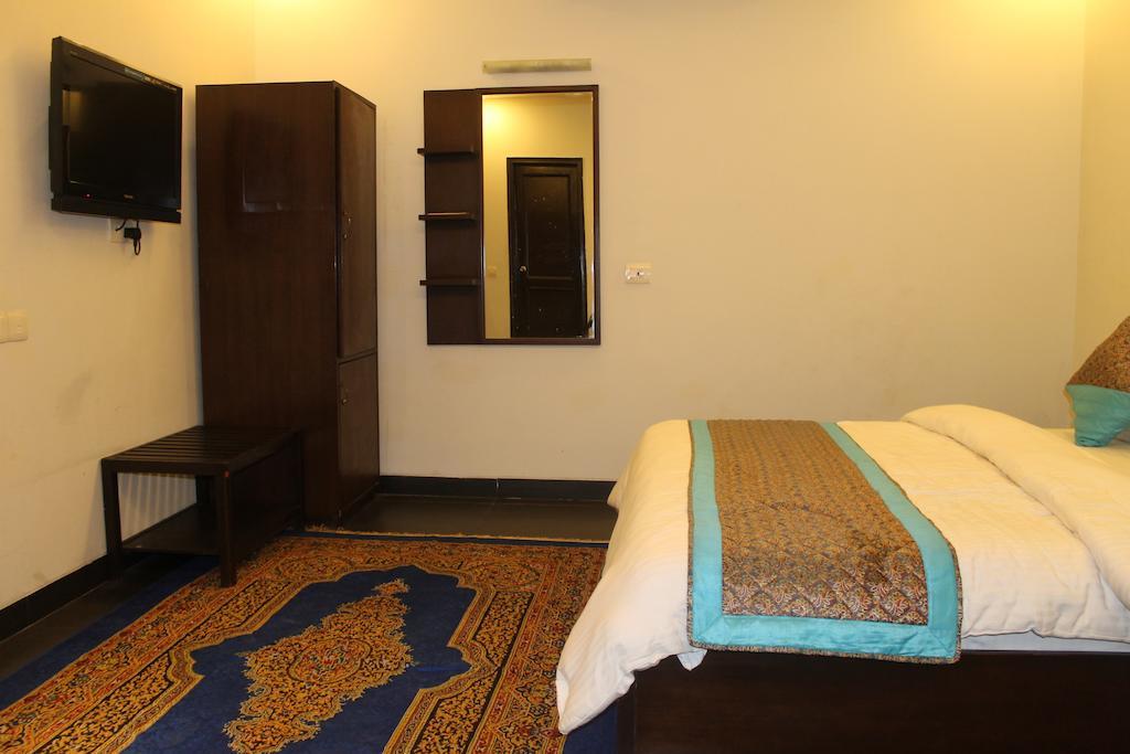 Airport Hotel Jet Inn Suites New Delhi Room photo